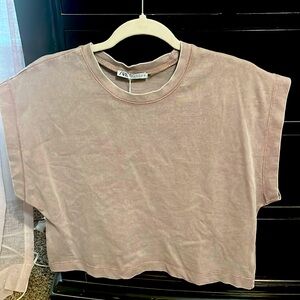New size medium Zara shirt, brown purple color.
Smoke and pet free home